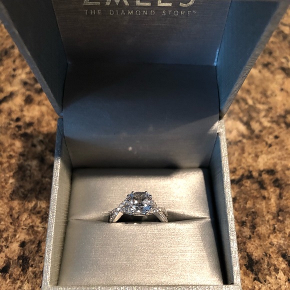 White Sapphire Ring - Picture 2 of 7